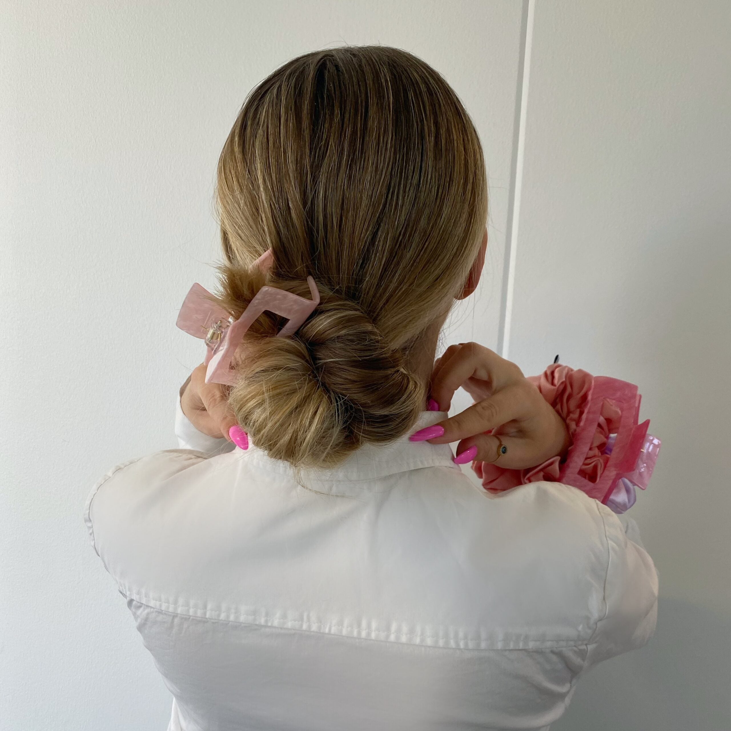 Marbel Clip Claw Pale Rose • Stor hårklemme i smukt marmor look