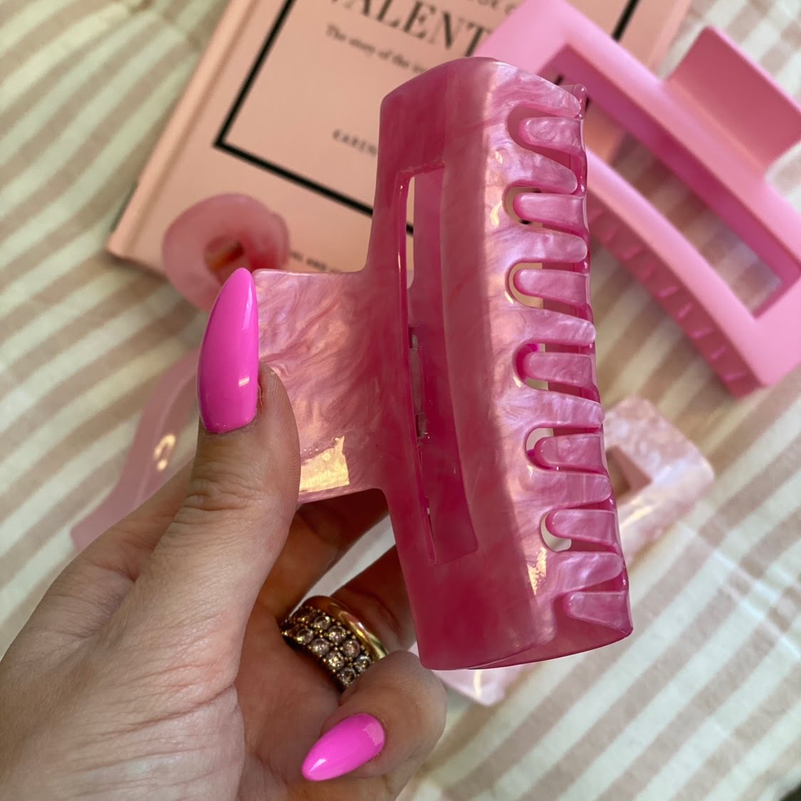 Marbel Clip Claw Rose Pink • Stor hårklemme i smuk marmor look