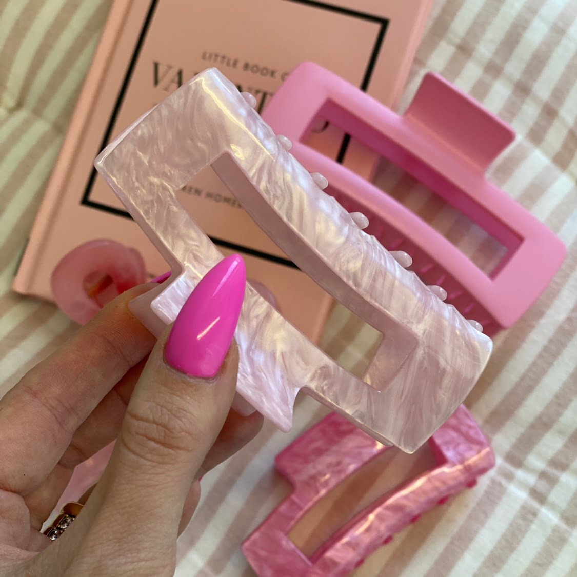 Marbel Clip Claw Pale Rose • Stor hårklemme i smukt marmor look