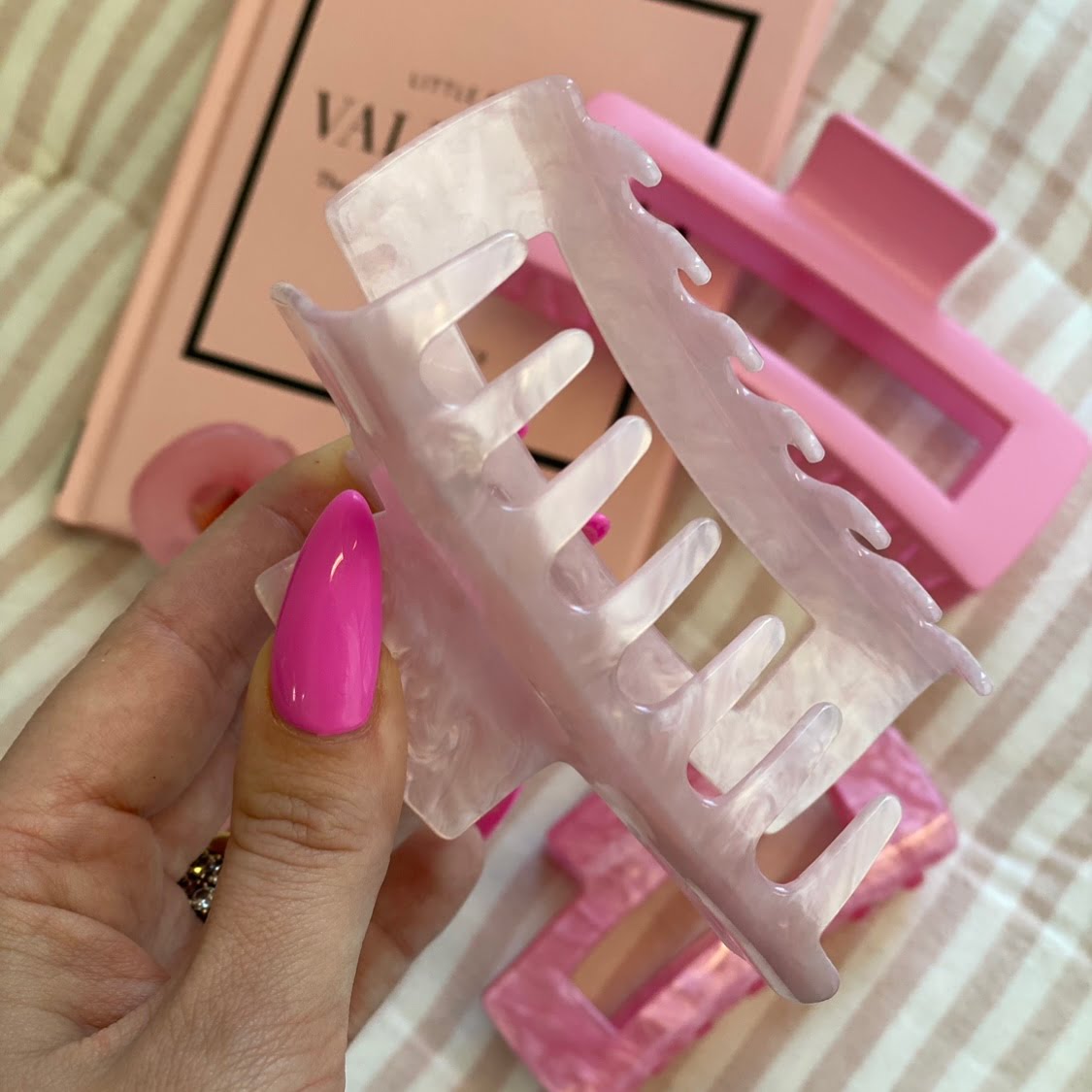 Marbel Clip Claw Pale Rose • Stor hårklemme i smukt marmor look