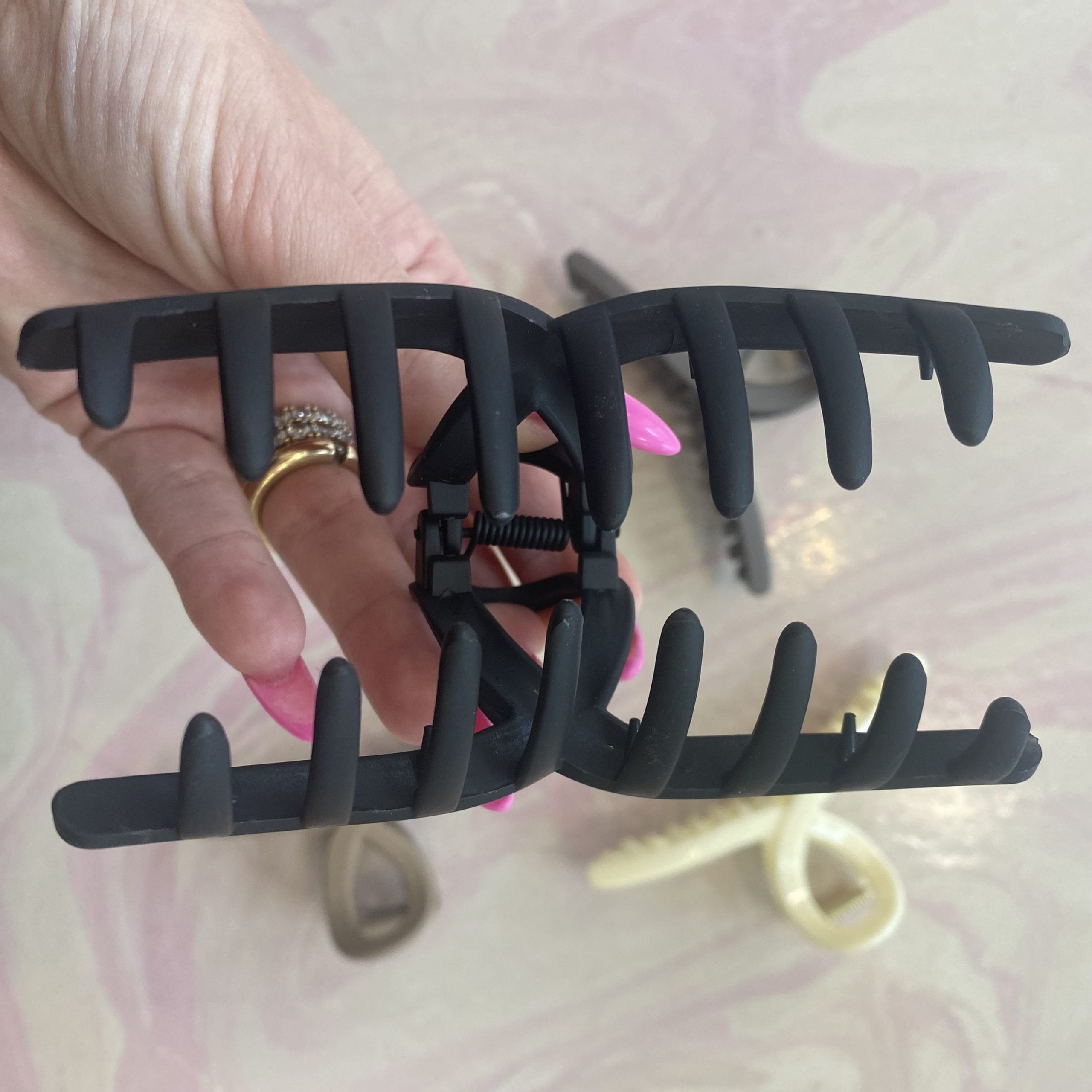 Minimal Clip Claw Black • Elegant og minimalistisk hårklemme