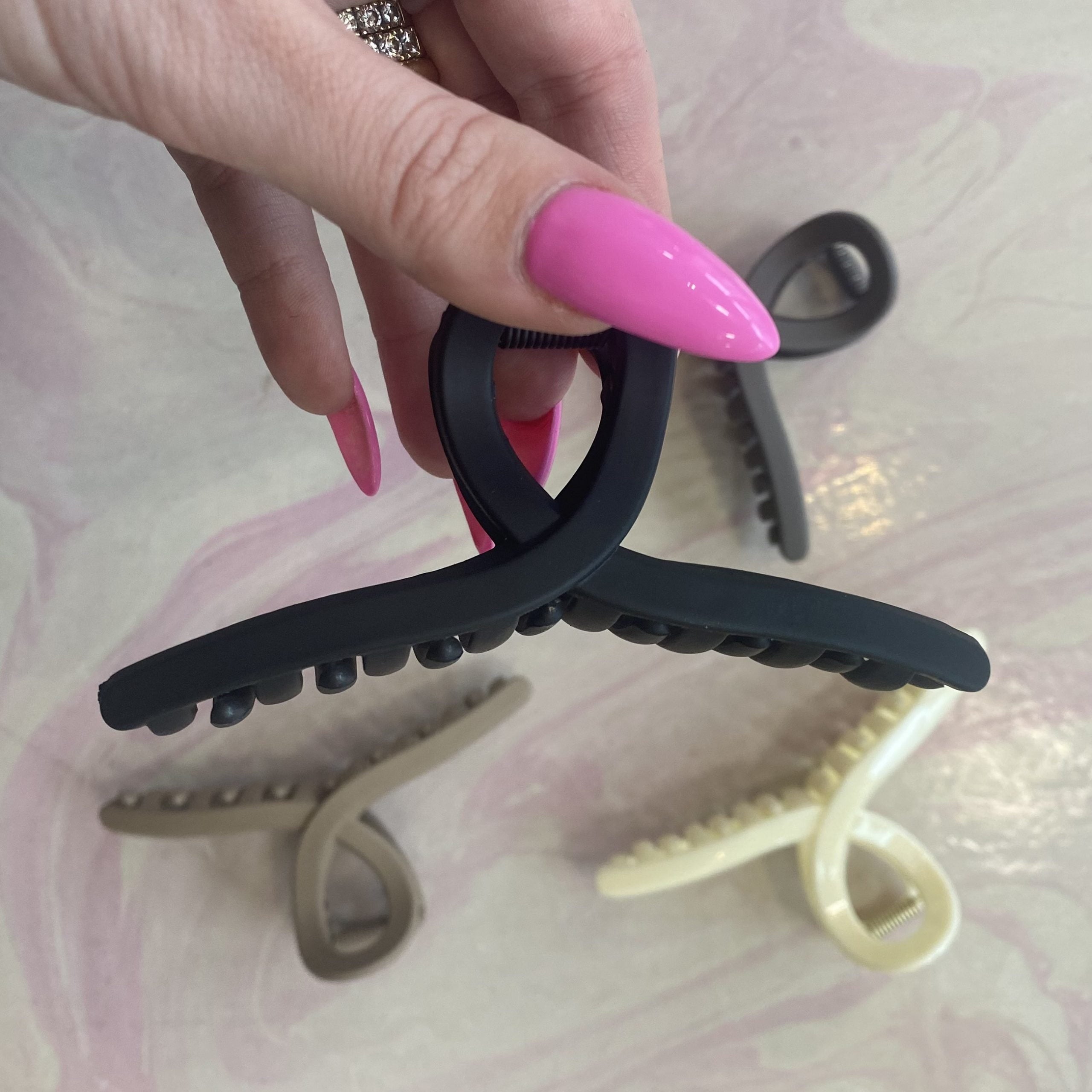 Minimal Clip Claw Black • Elegant og minimalistisk hårklemme