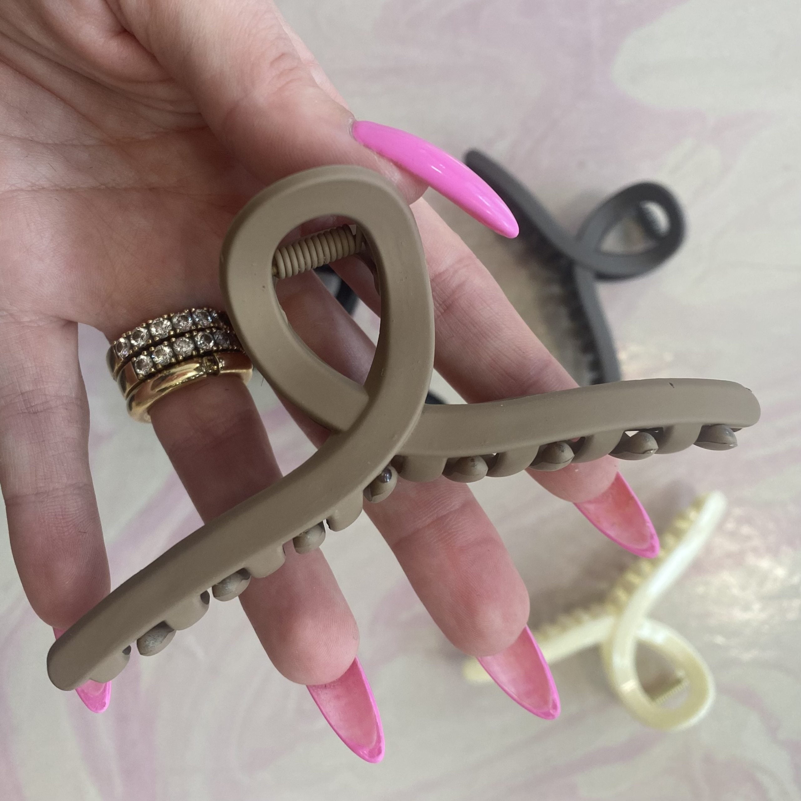 Minimal Clip Claw Mocca • Elegant og minimalistisk hårklemme