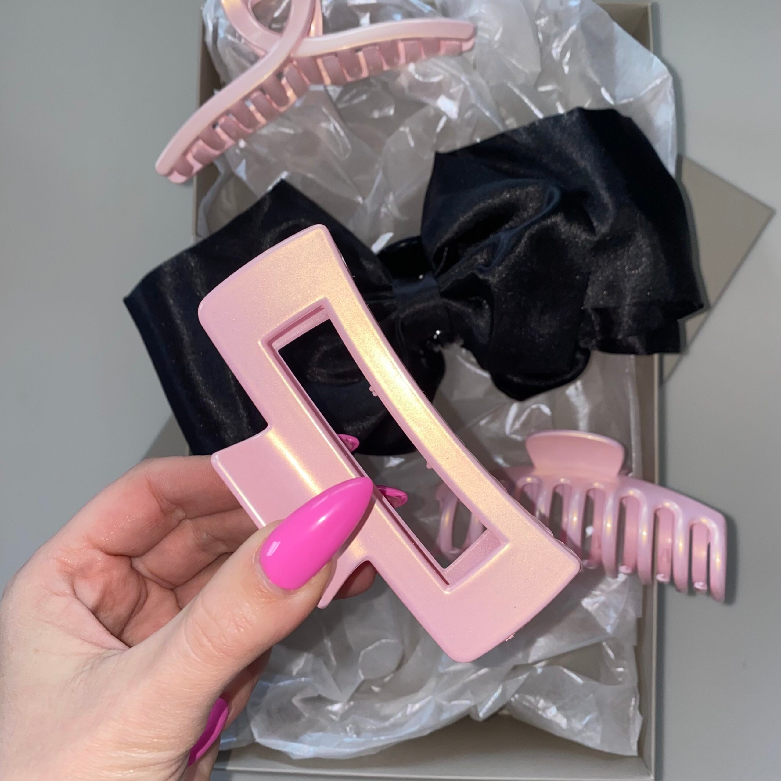 Firkantet hårklemme • Babylyserød • God til mellemlangt hår • Str L