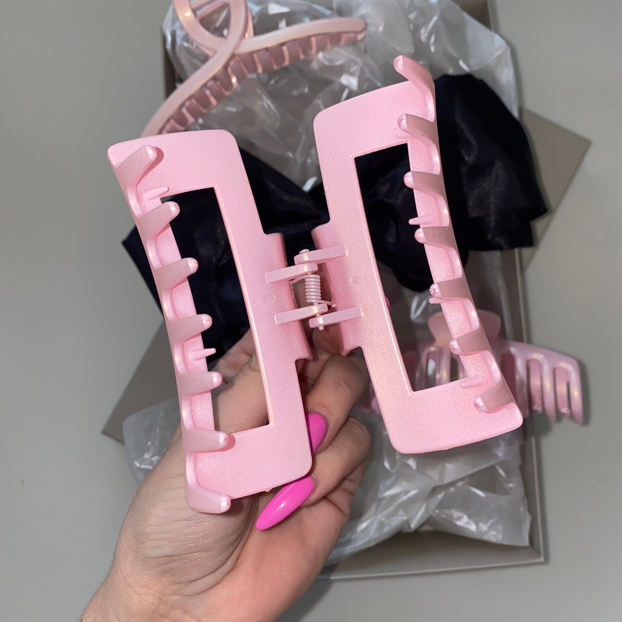 Firkantet hårklemme • Babylyserød • God til mellemlangt hår • Str L